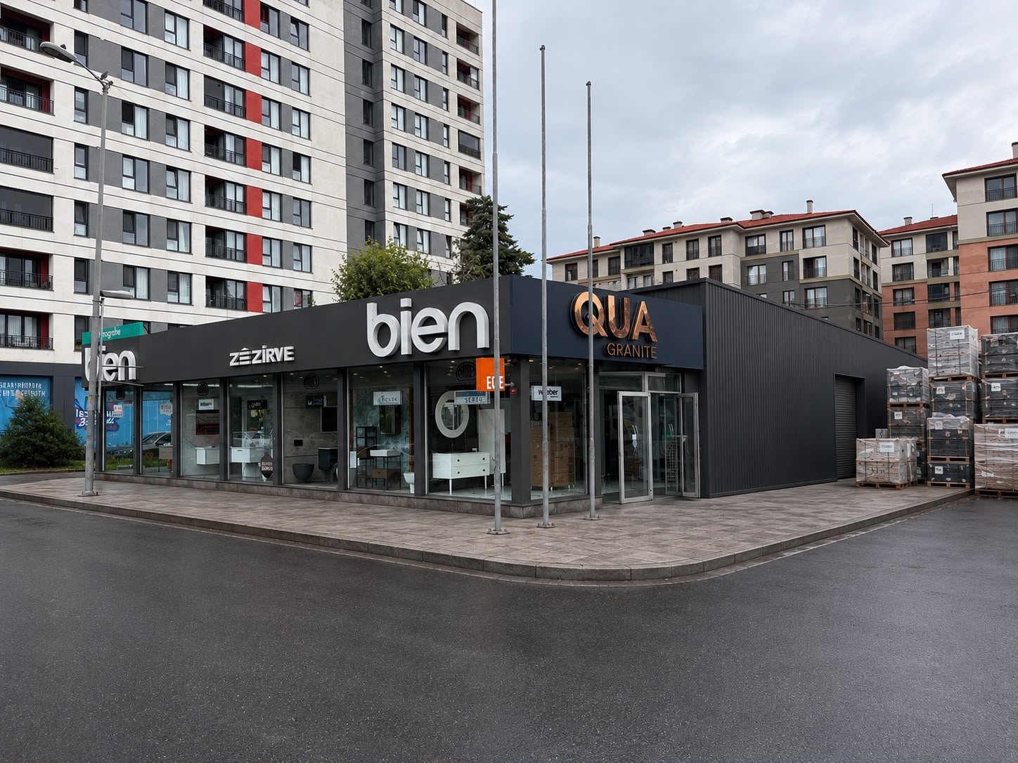 Zirve İnşaat showroom binası, cam vitrinli sergi alanı